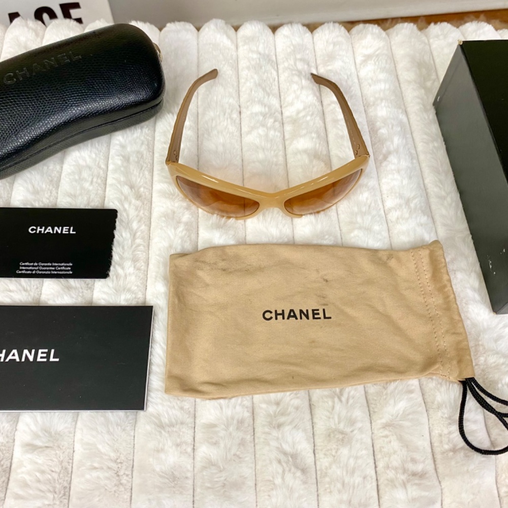 CHANEL Vintage Logo Quilted Sunglasses - Picture 3 of 9